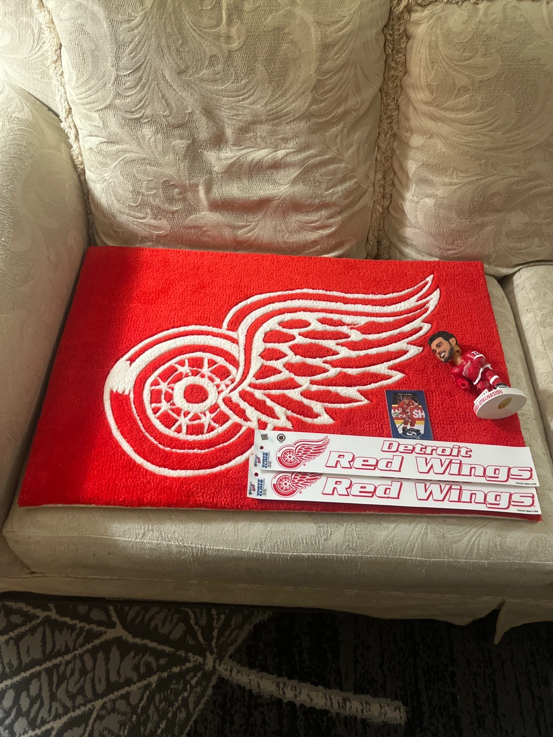 Detroit Red Wings Fan Bundle - Great Gift! (20"x30" Rug & More)