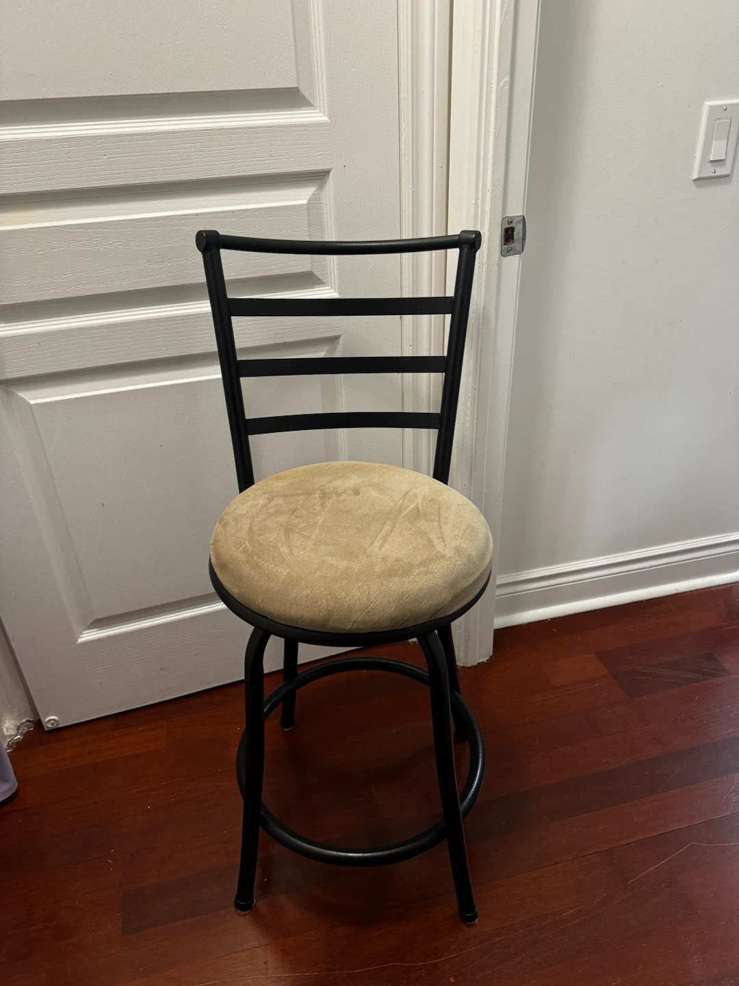 Swivel bar stool with black metal frame