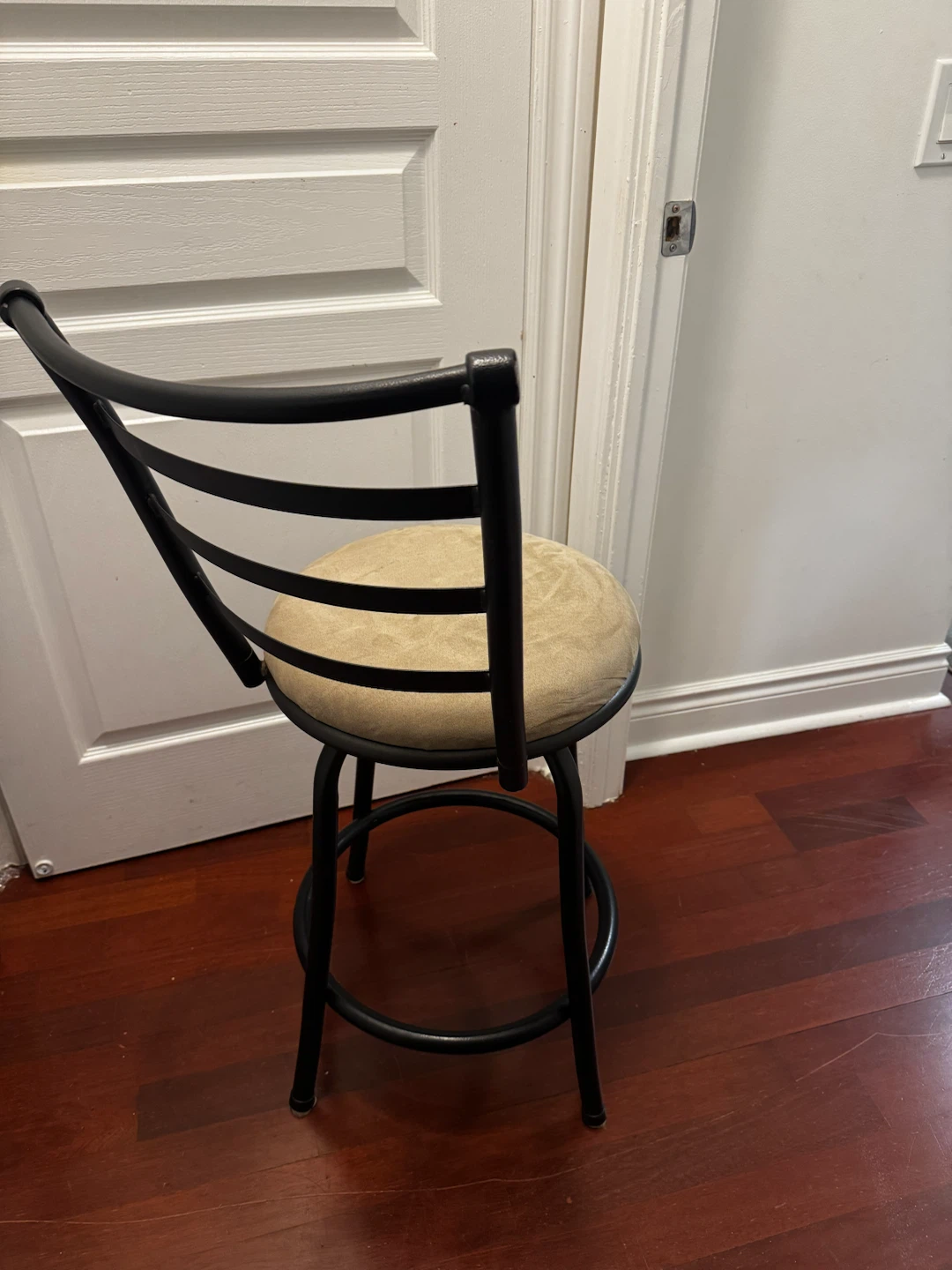 Swivel bar stool with black metal frame - photo 2