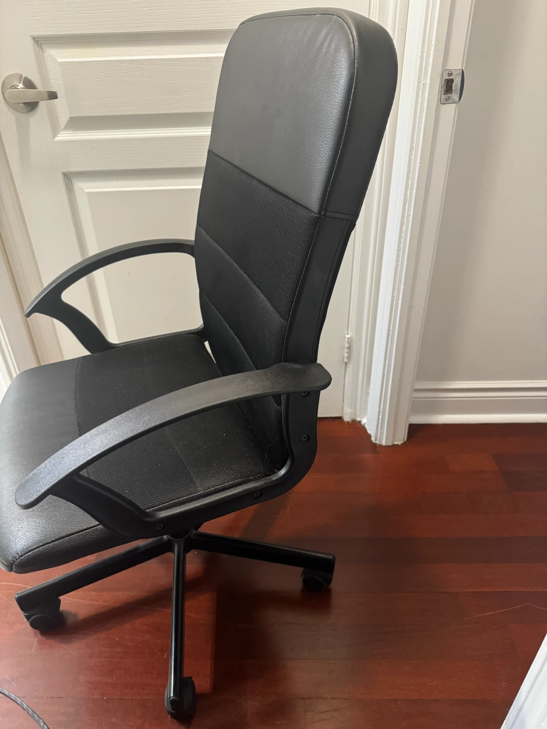 Black Office Chair - photo 4