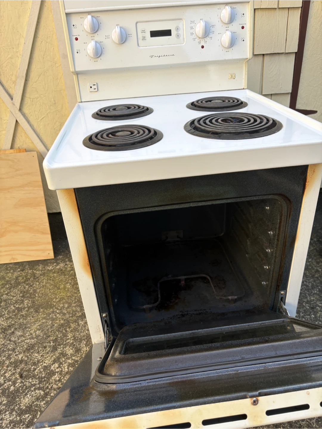 Frigidaire White Electric Range - photo 3