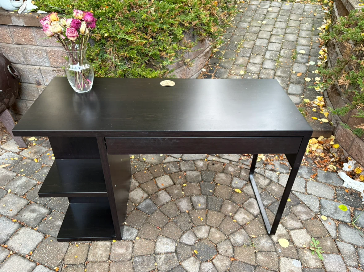 IKEA Micke desk with shelves