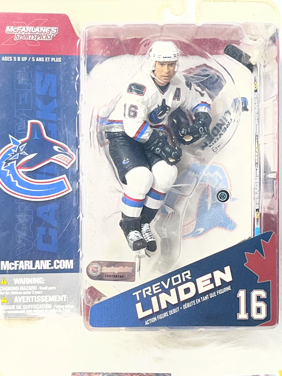 Vintage 2004 Trevor Linden McFarlane NHL Figure + Bonus Cards - photo 2