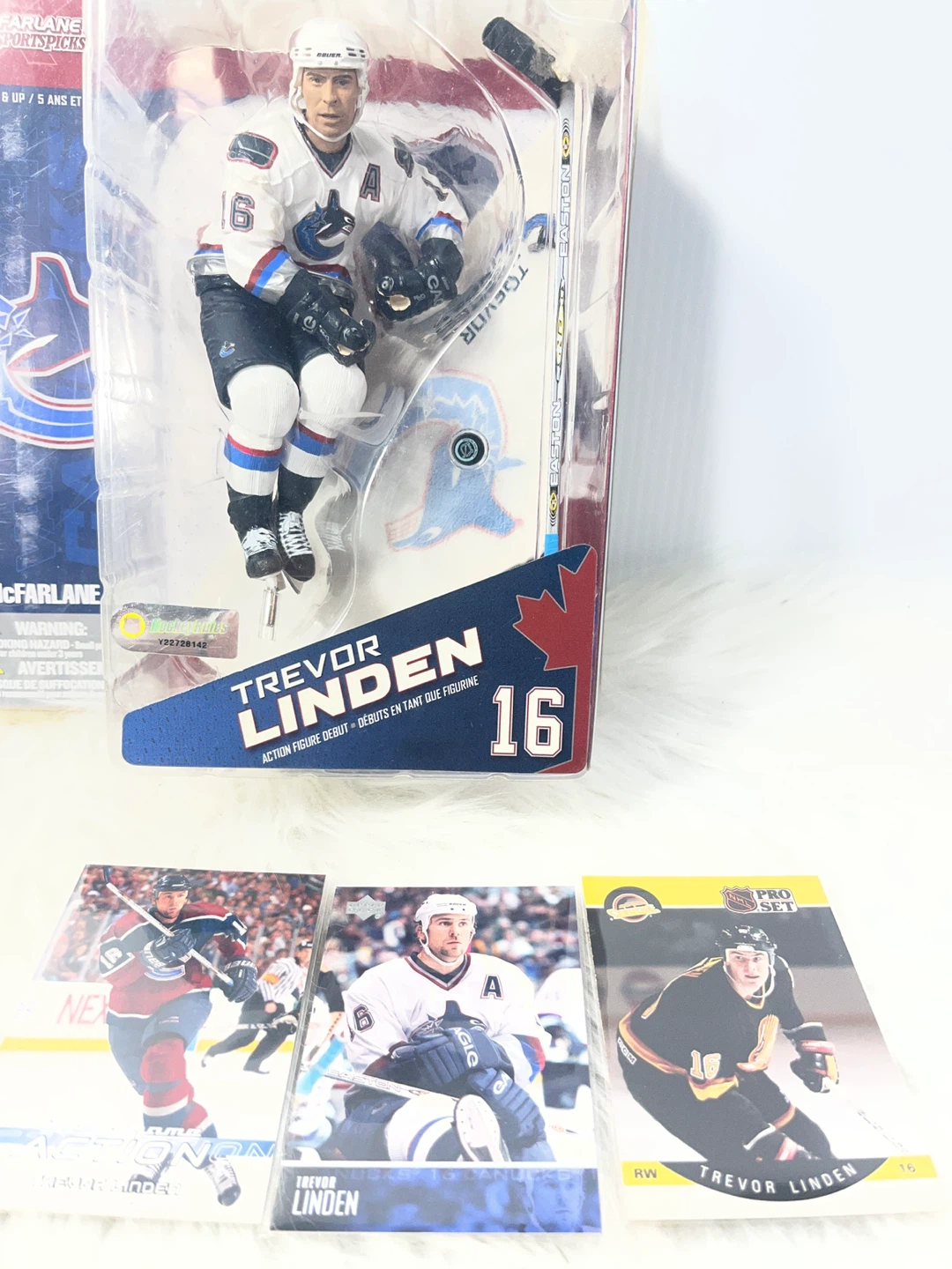 Vintage 2004 Trevor Linden McFarlane NHL Figure + Bonus Cards - photo 3