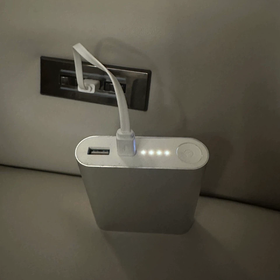 Not for cell phones Power bank w/ micro USB cable - photo 3