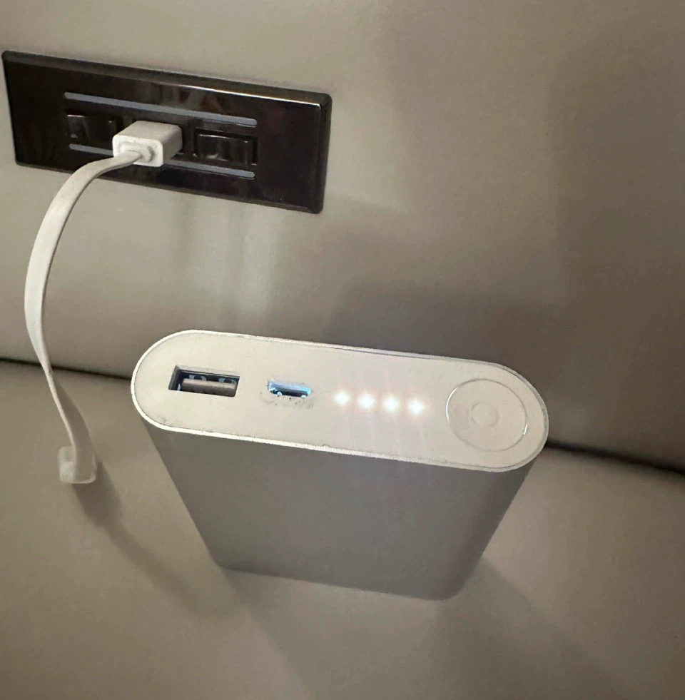 Not for cell phones Power bank w/ micro USB cable - photo 4