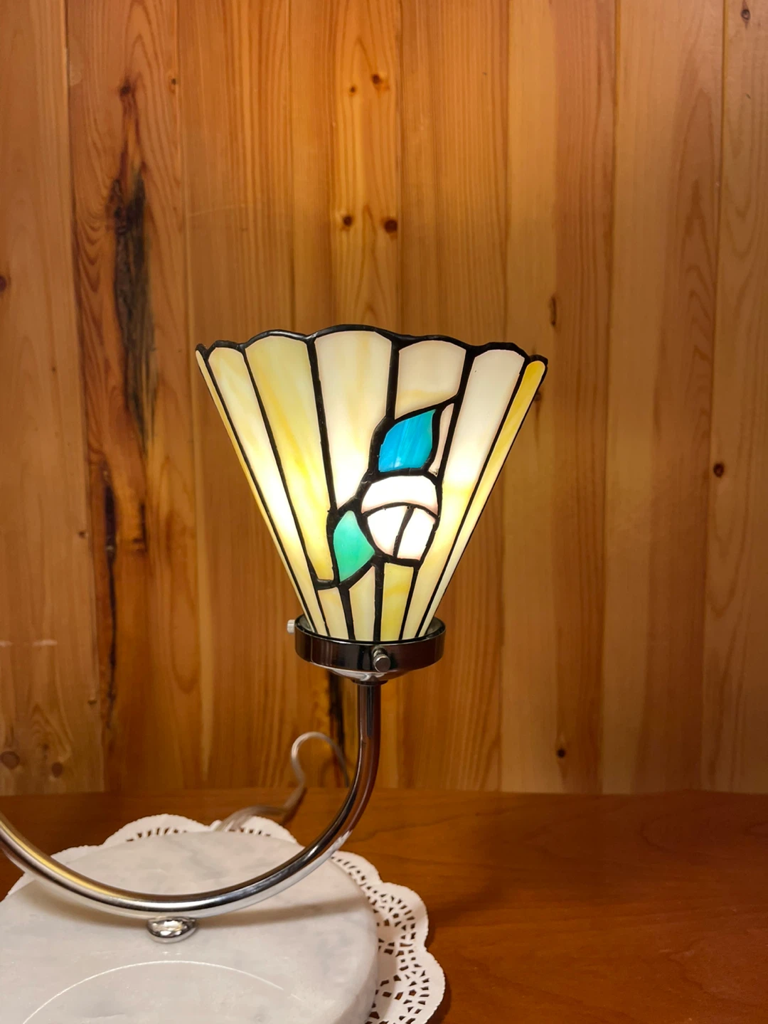 A beautiful 2-shade Tiffany Style stained glass table lamp - photo 3