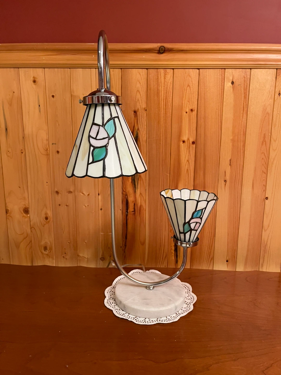A beautiful 2-shade Tiffany Style stained glass table lamp - photo 5