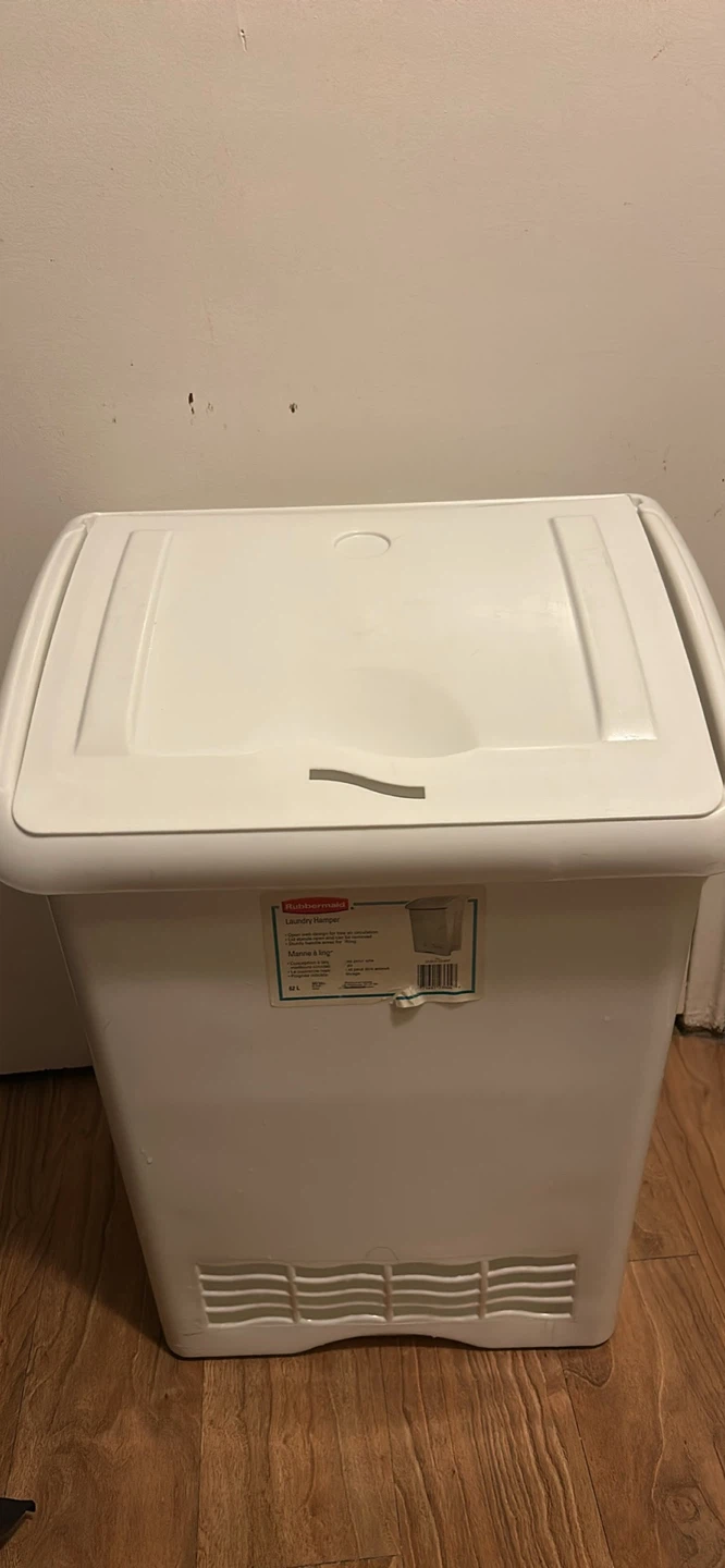 Large Rubbermaid 82L White Laundry Hamper