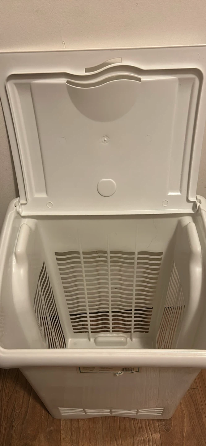 Large Rubbermaid 82L White Laundry Hamper - photo 2