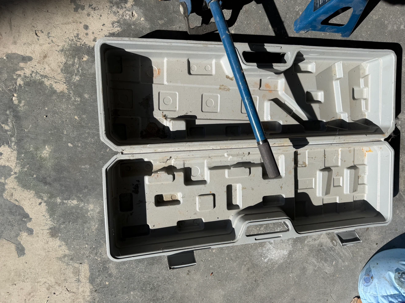 2 Ton Floor Jack and Axle Stands Set - photo 3