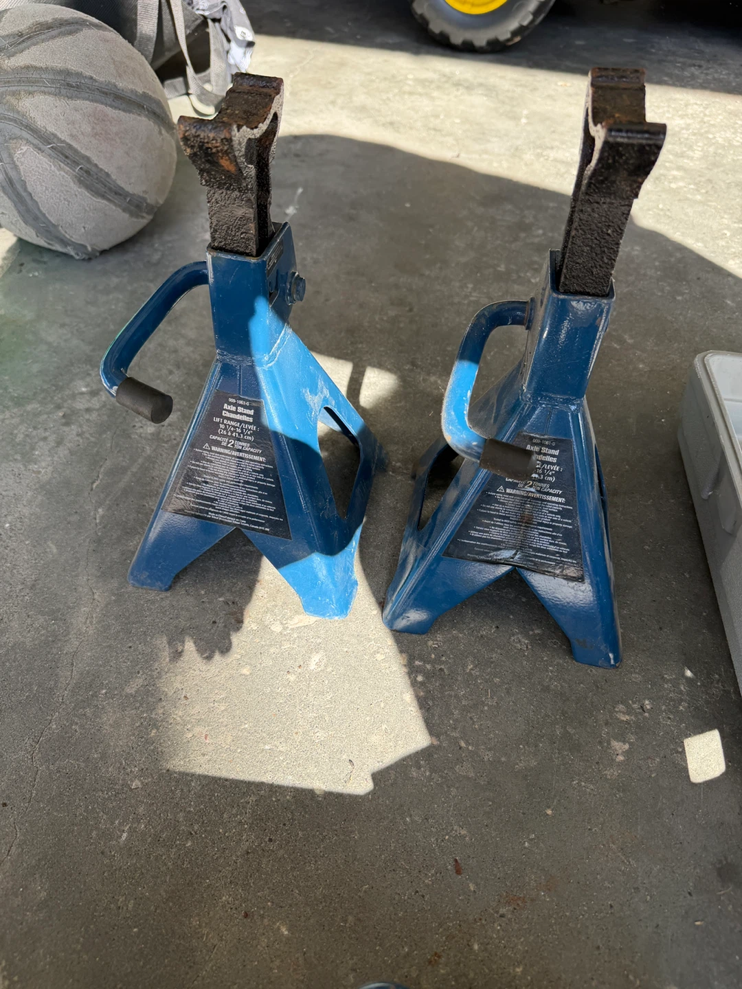 2 Ton Floor Jack and Axle Stands Set - photo 4