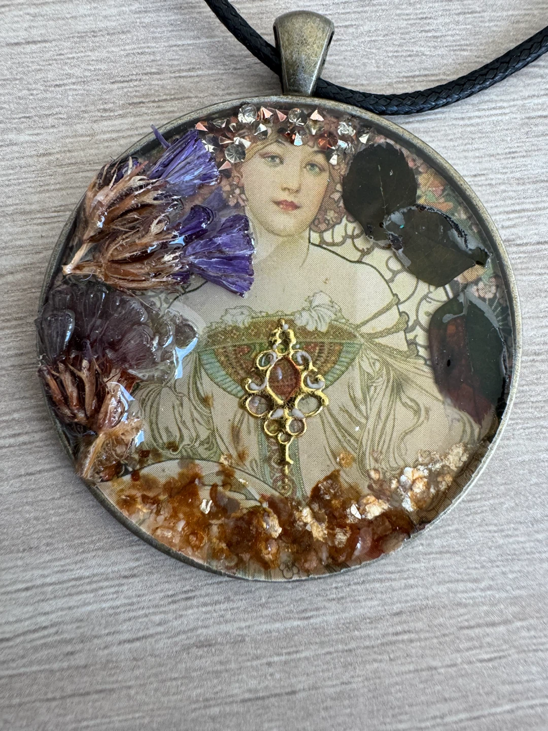 Art Nouveau Style Resin Pendant Necklace - photo 2