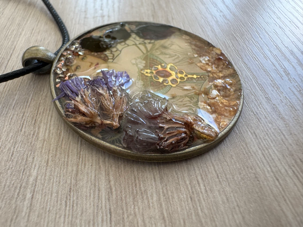 Art Nouveau Style Resin Pendant Necklace - photo 3