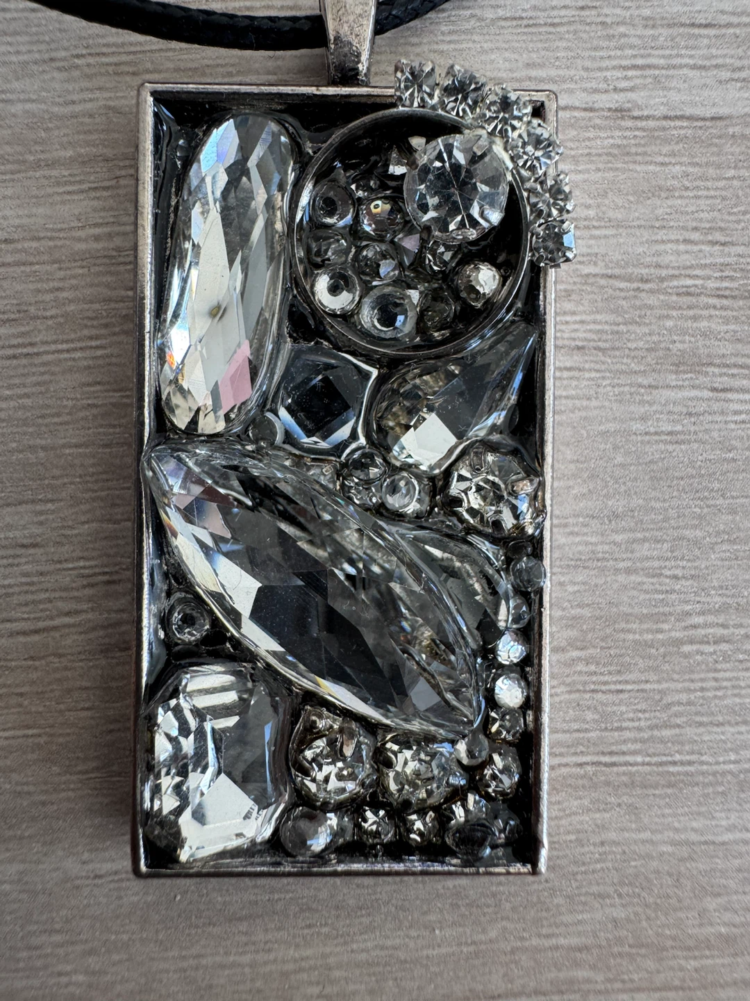 Silver-toned crystal pendant necklace - photo 2