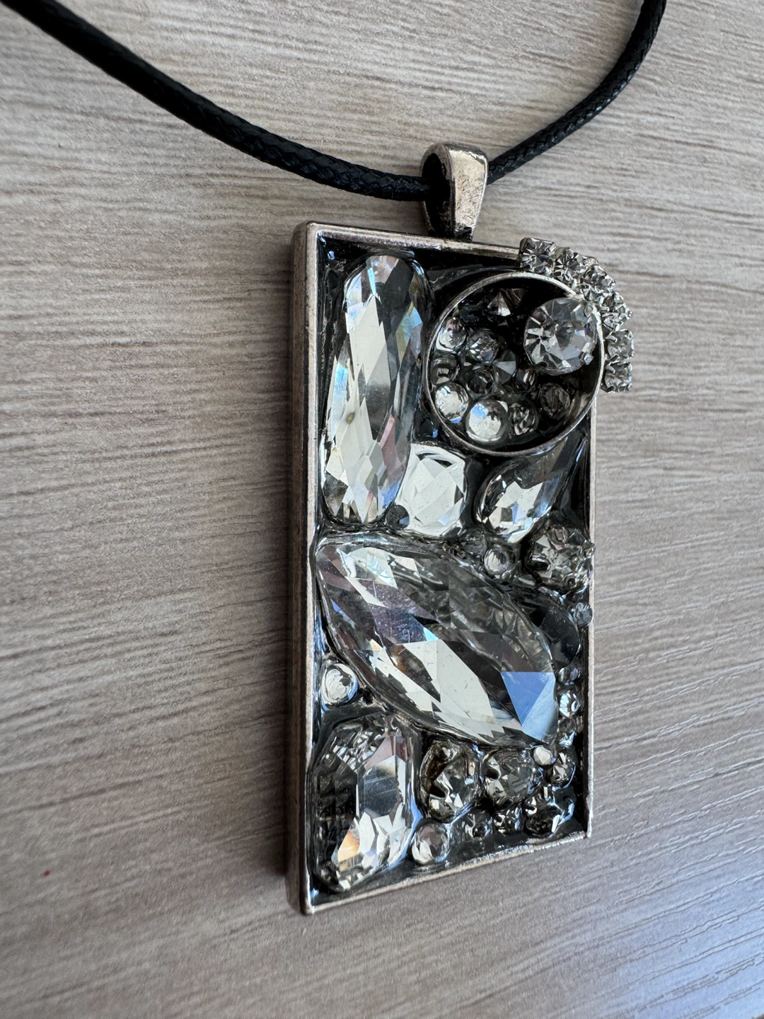 Silver-toned crystal pendant necklace - photo 3