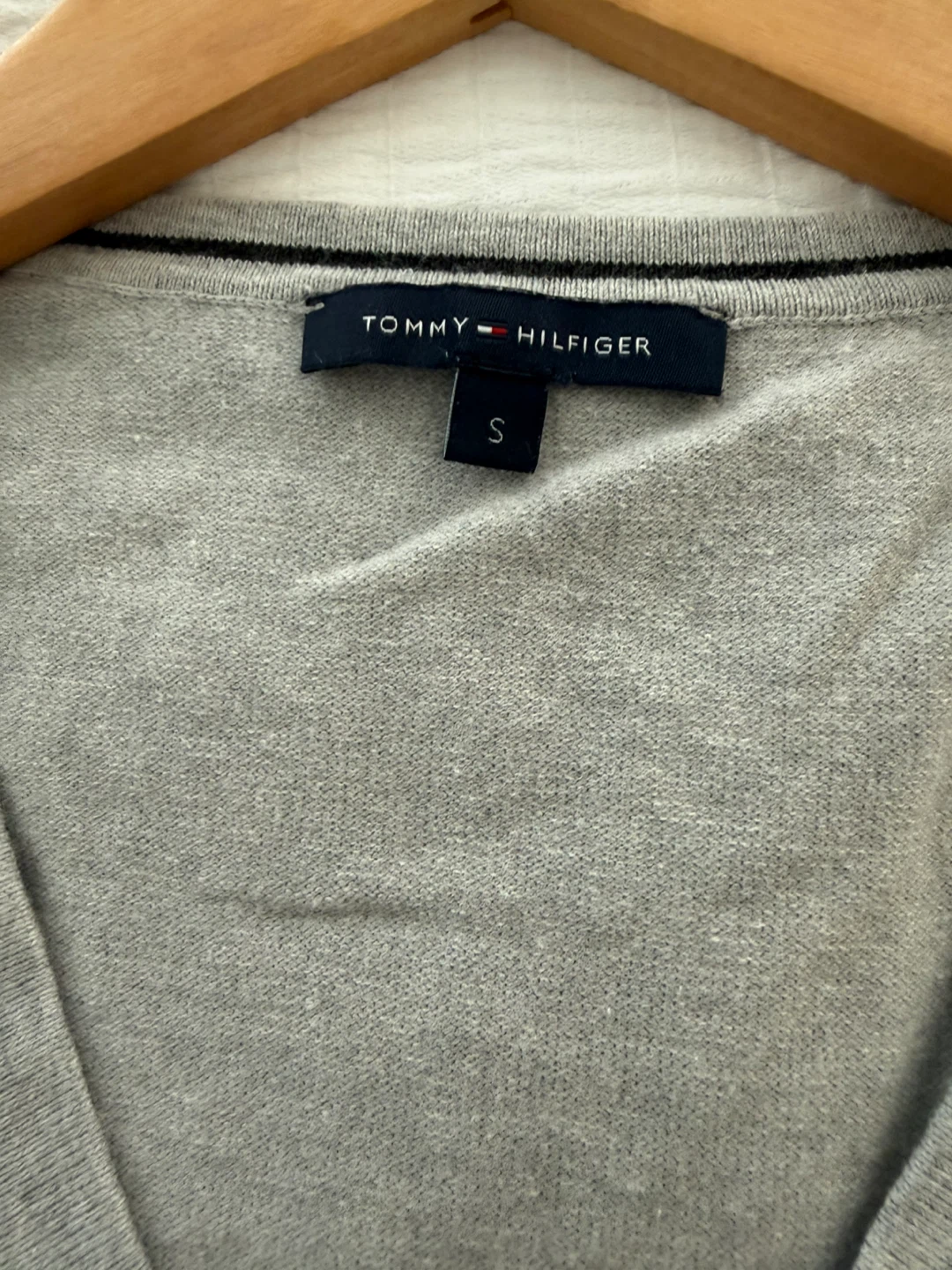 Tommy Hilfiger V-Neck Sweater Small - photo 3