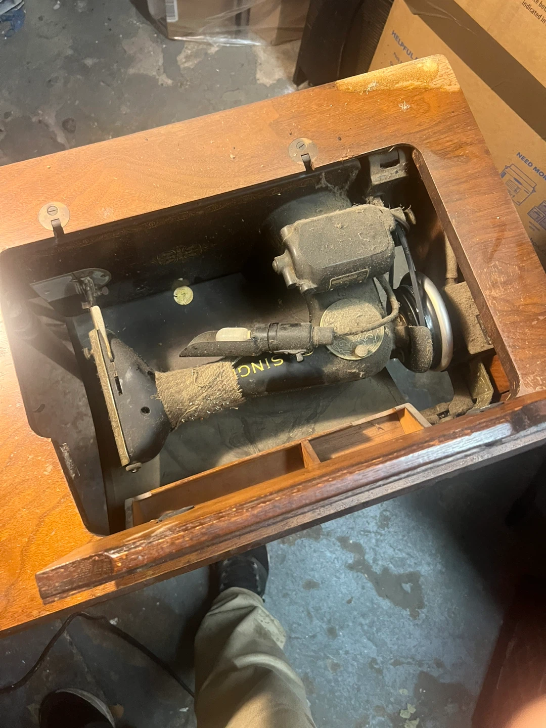 Vintage Singer Sewing Machine with Wood Table - photo 3