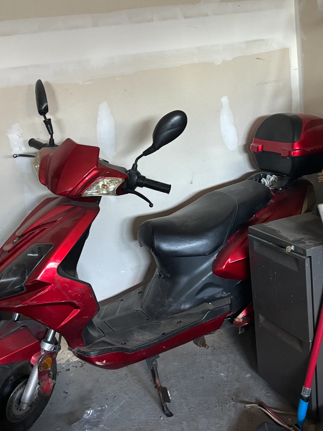 Red gas scooter with storage case - photo 3