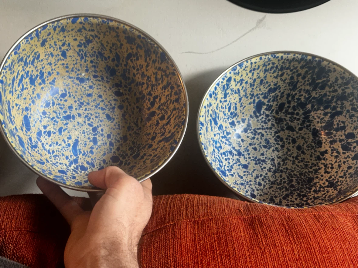 Pair of vintage spatter enamel mixing bowls - photo 2