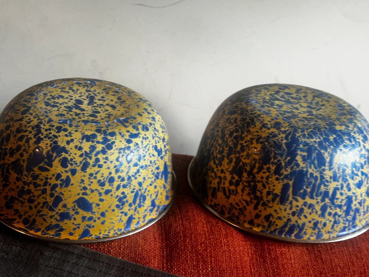 Pair of vintage spatter enamel mixing bowls - photo 3