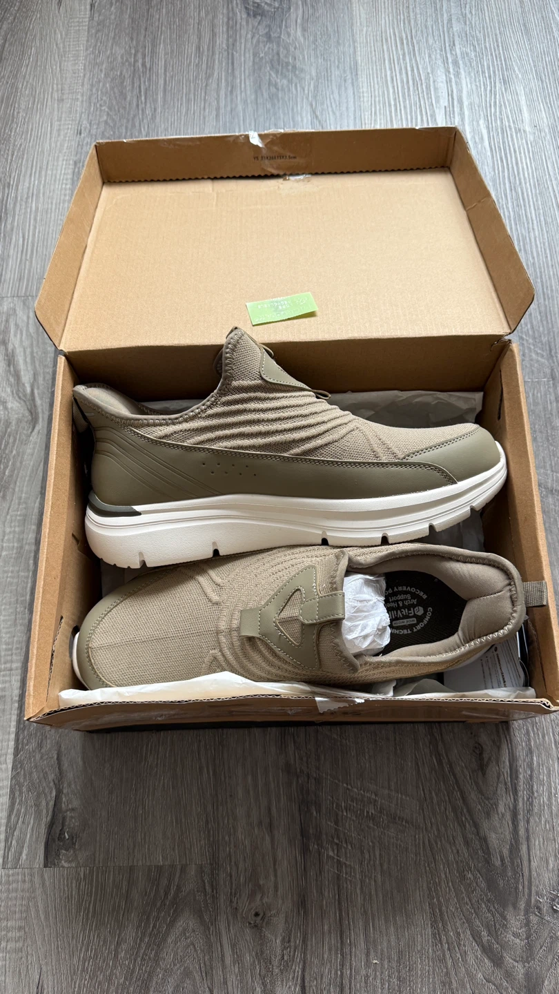 Size 10,5 Men’s Sneakers - photo 2