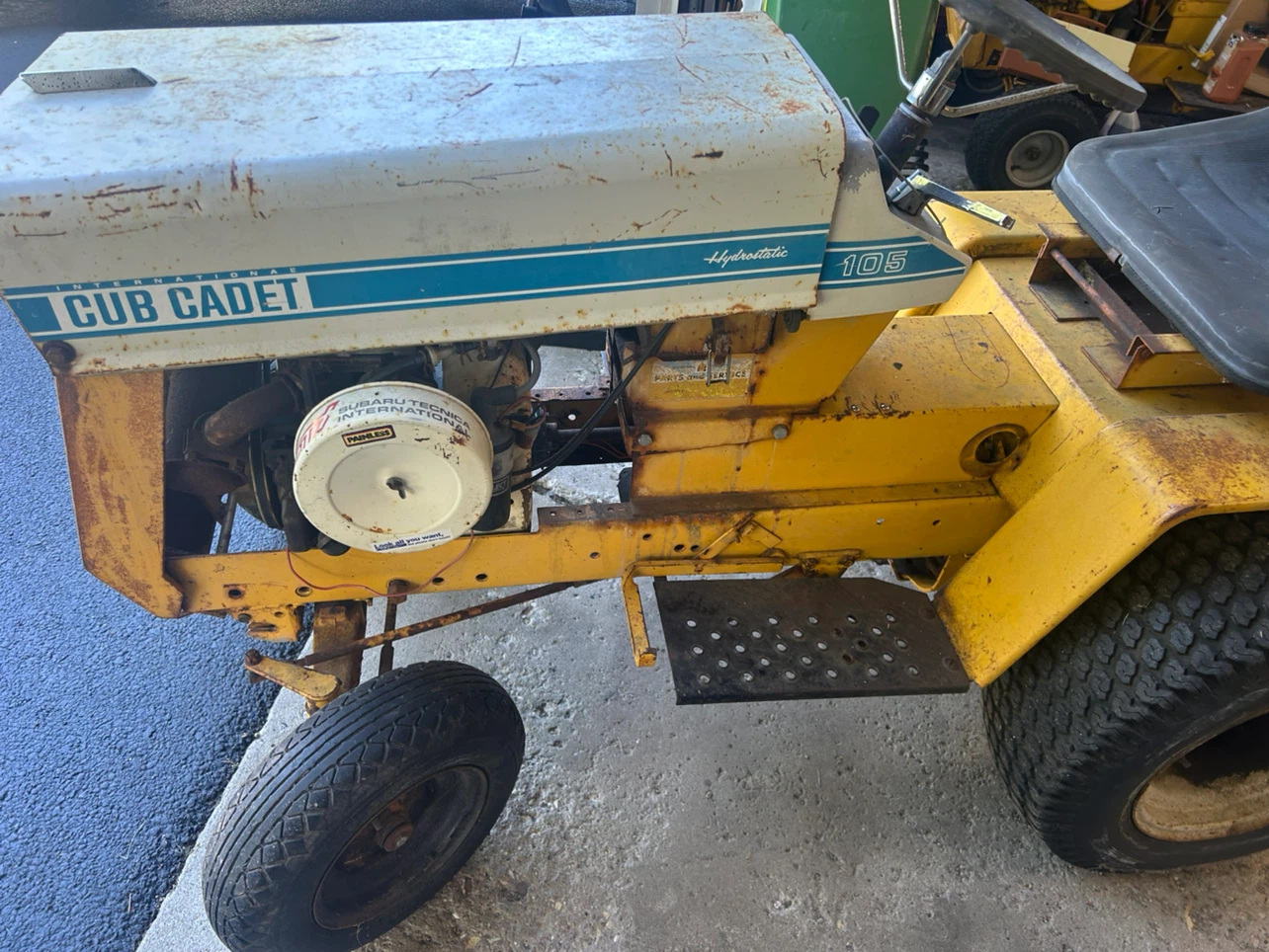 International Cub Cadet 105 Hydrostatic Tractor - photo 3