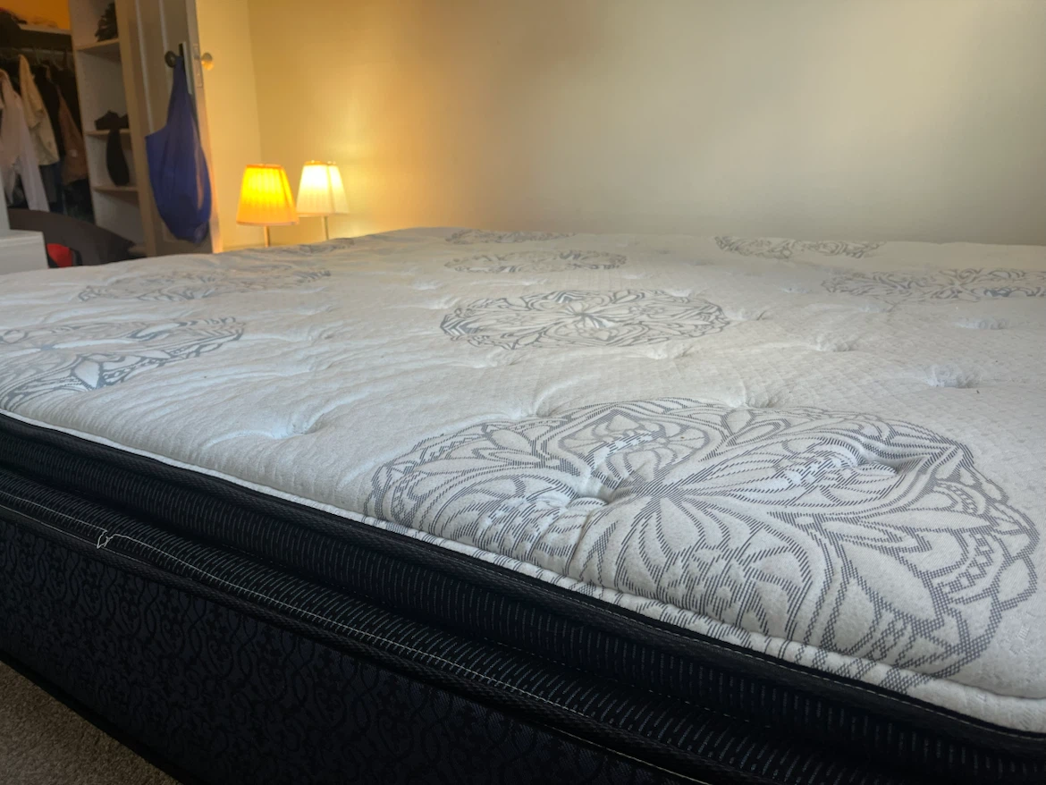 Clean and comfortable Beautyrest king mattress
