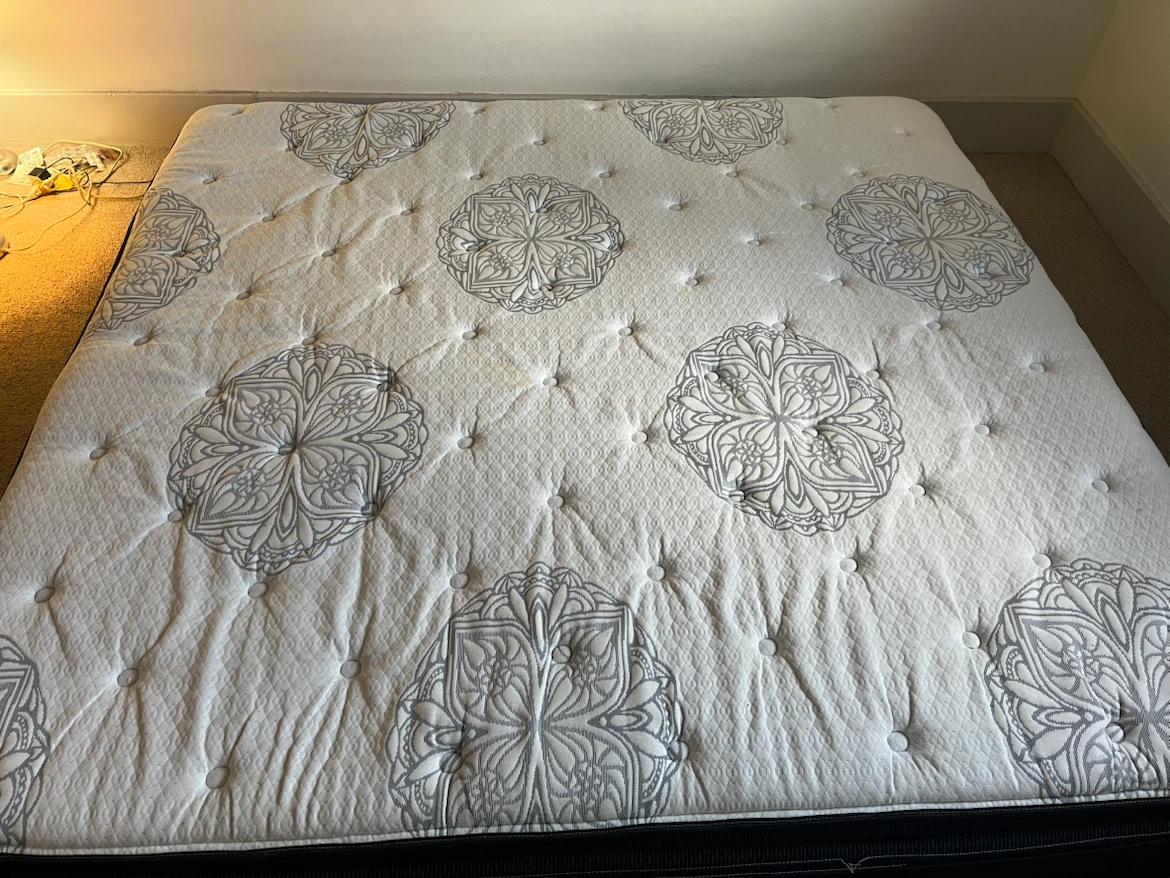 Clean and comfortable Beautyrest king mattress - photo 3