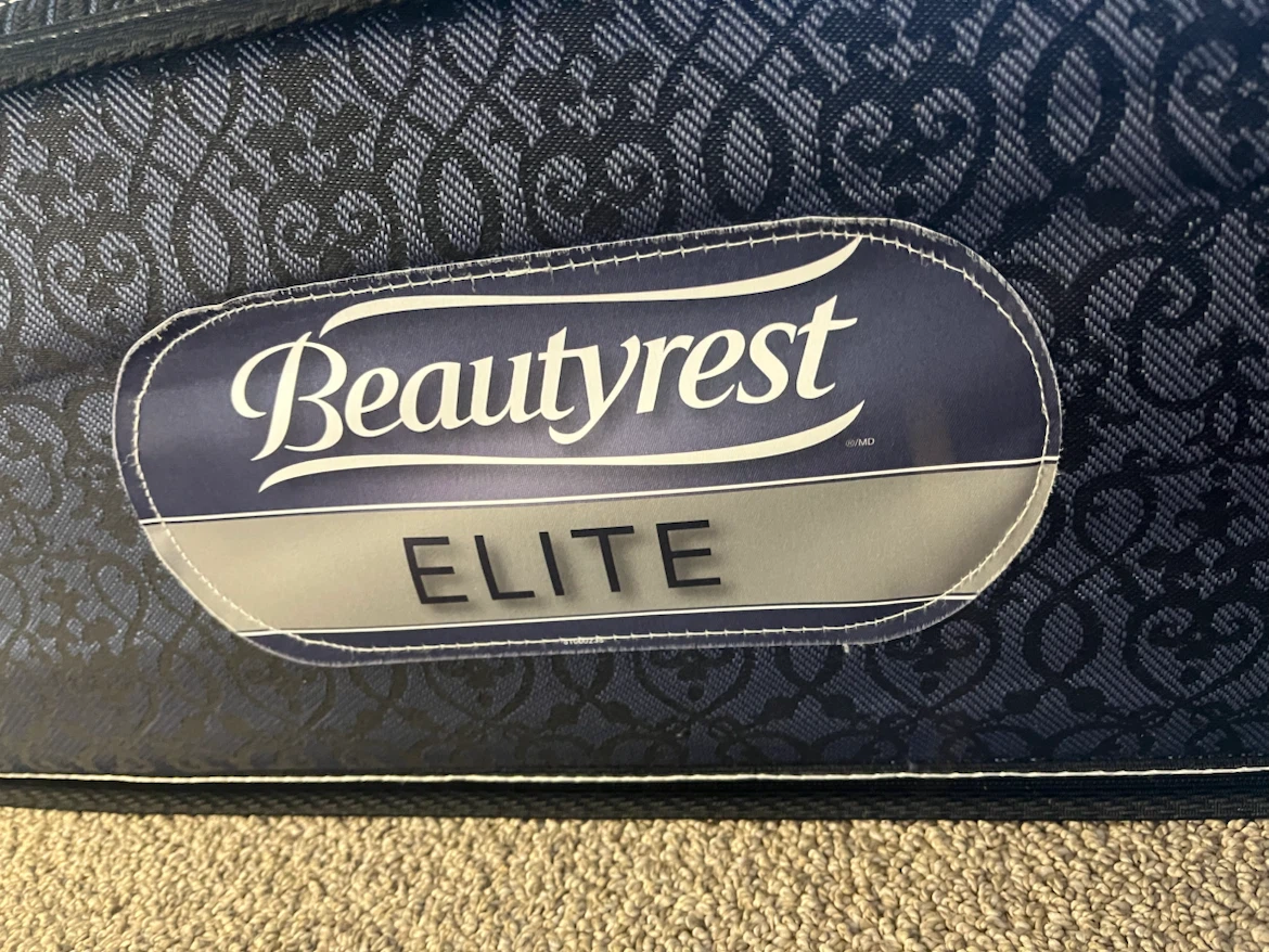 Clean and comfortable Beautyrest king mattress - photo 4