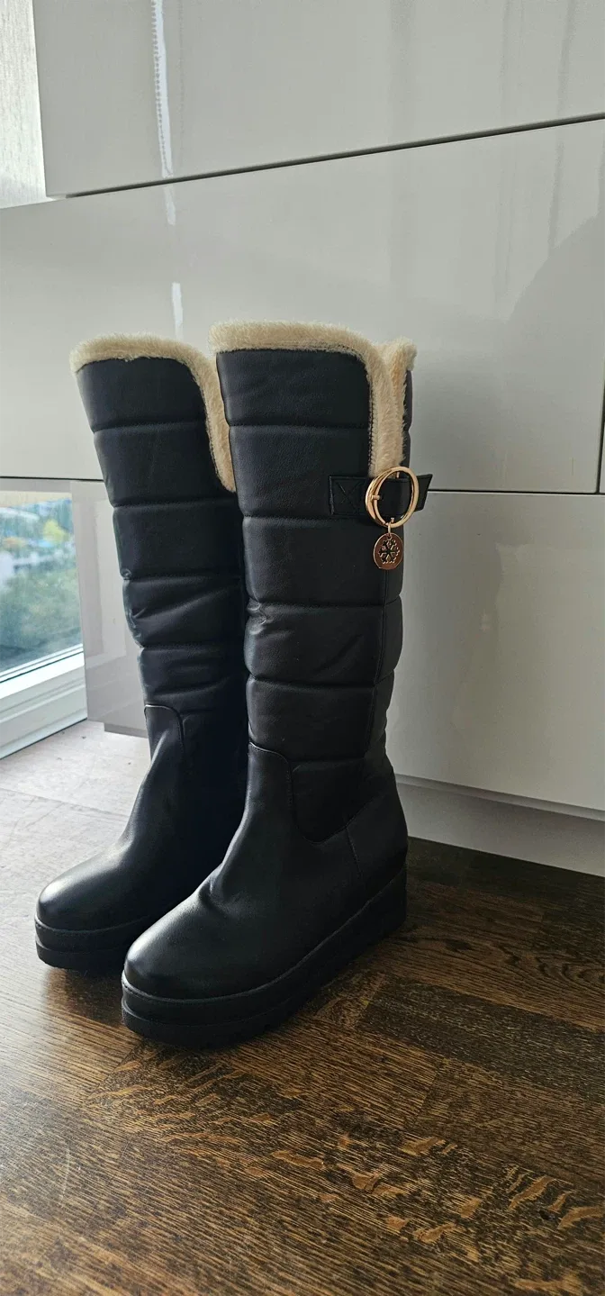Size 37 Women's Black Quilted Winter Snow Boots