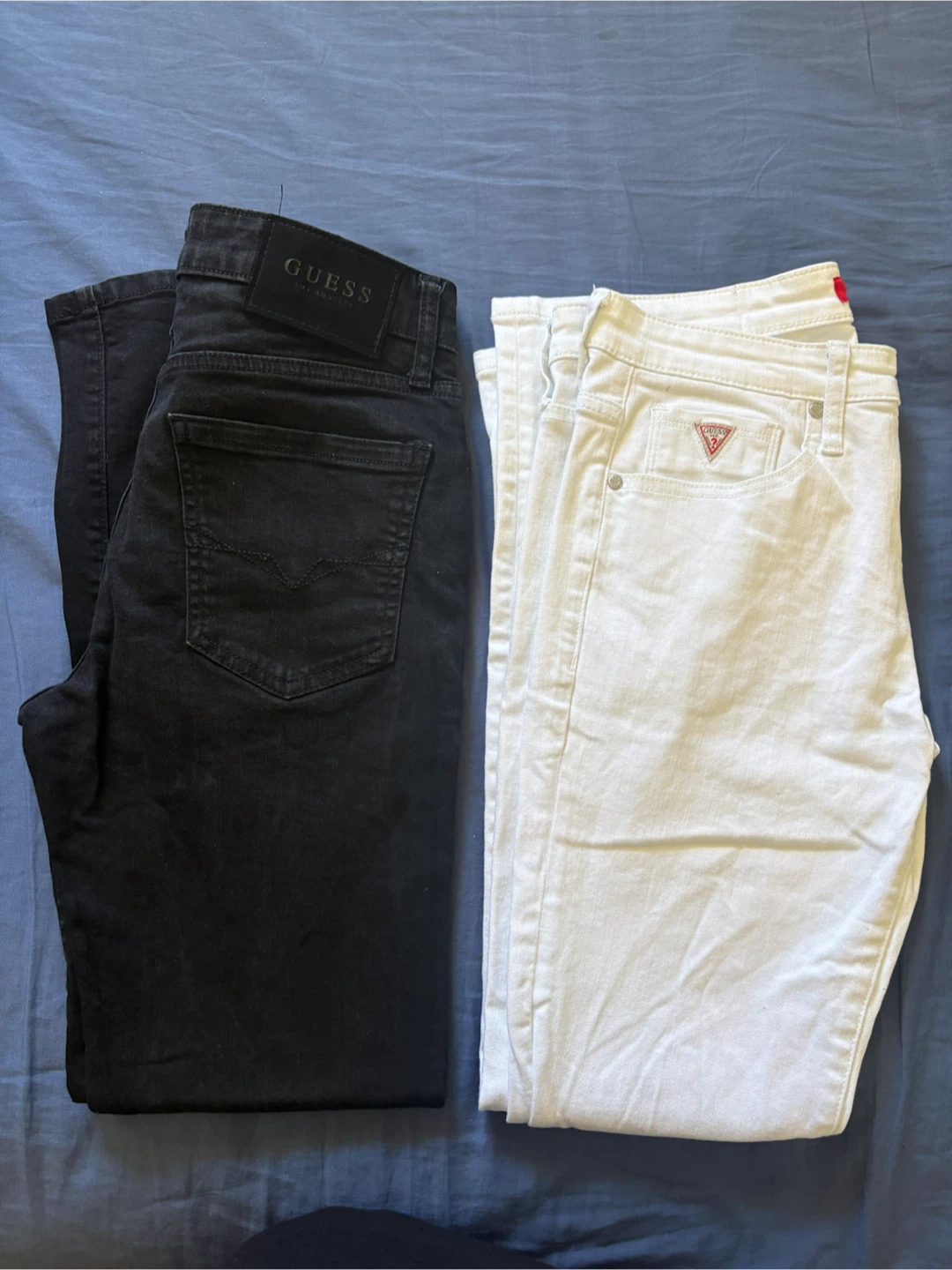 Two pairs of Guess jeans, black and white - photo 2