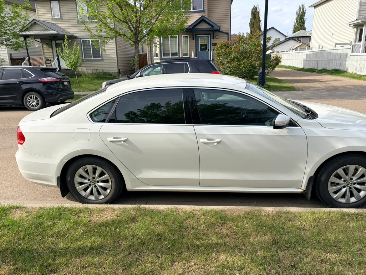 White Volkswagen Passat - photo 2