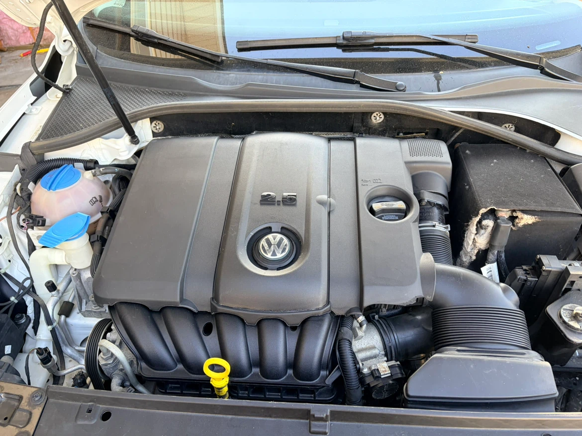 White Volkswagen Passat - photo 5