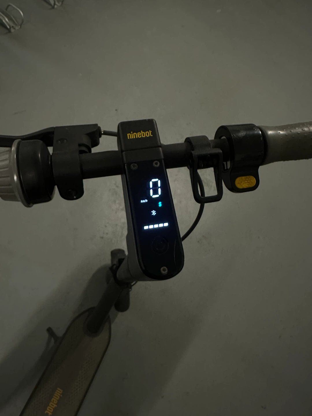 Ninebot Electric Scooter G30 - LOW MILEAGE - photo 2
