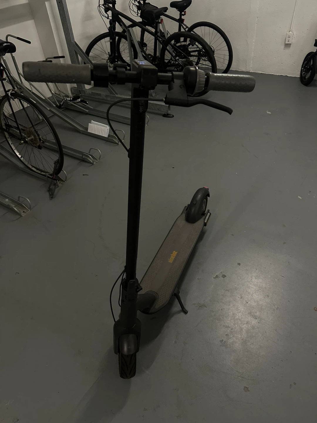 Ninebot Electric Scooter G30 - LOW MILEAGE - photo 4