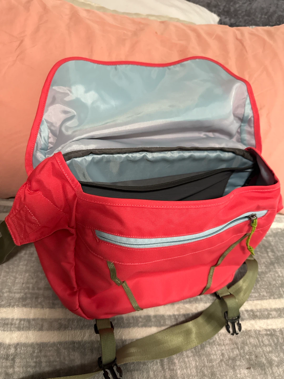 Patagonia Messenger Bag Red and Green - photo 2
