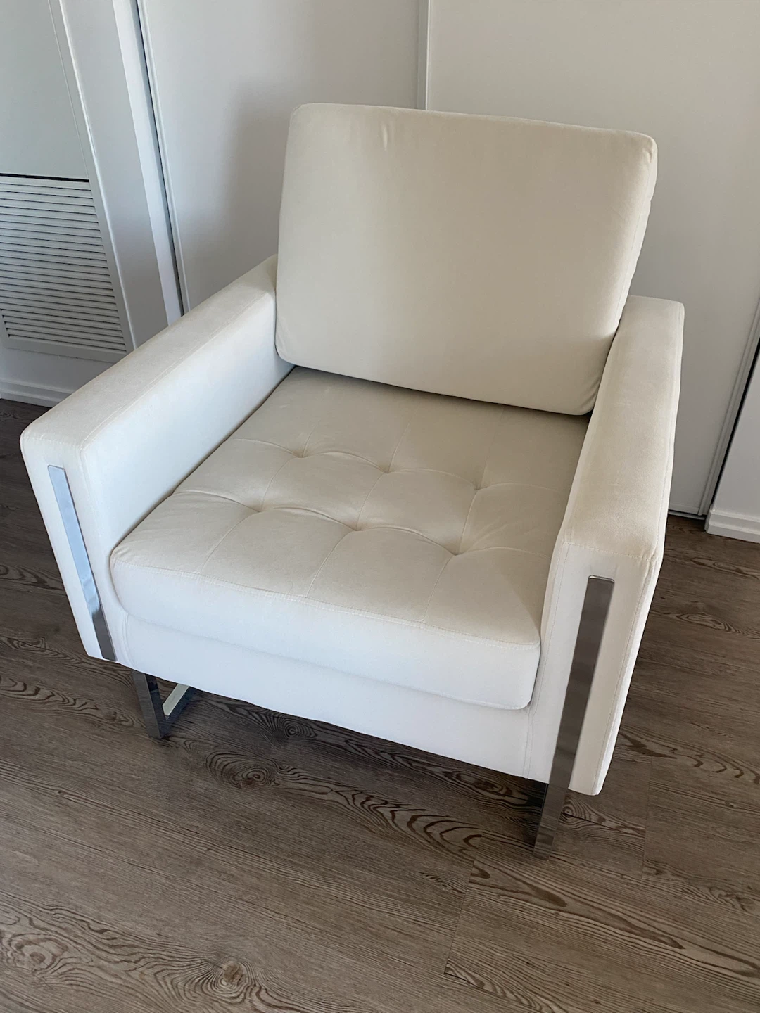 Modern white accent chair with metal frame - photo 2