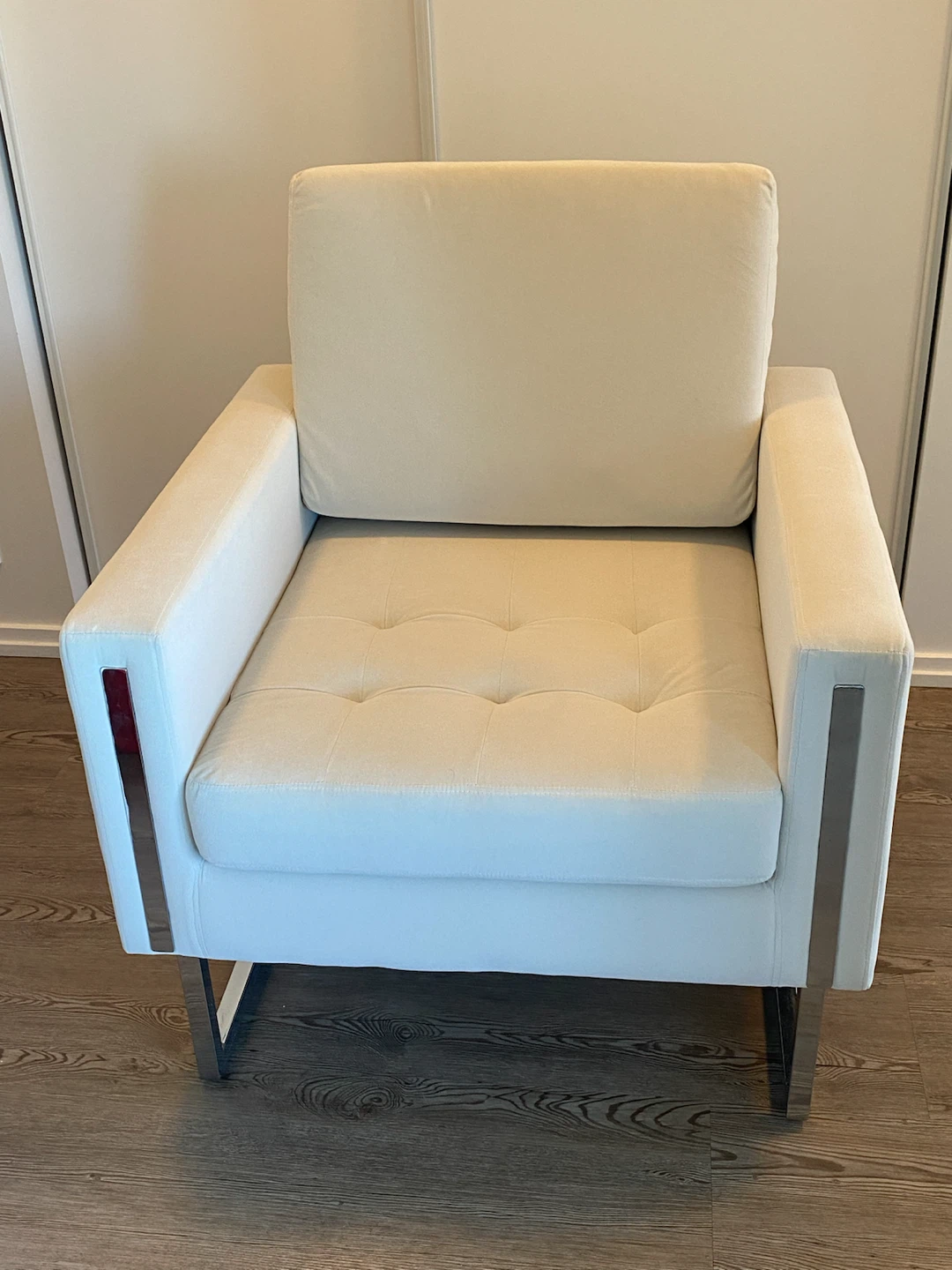 Modern white accent chair with metal frame - photo 3