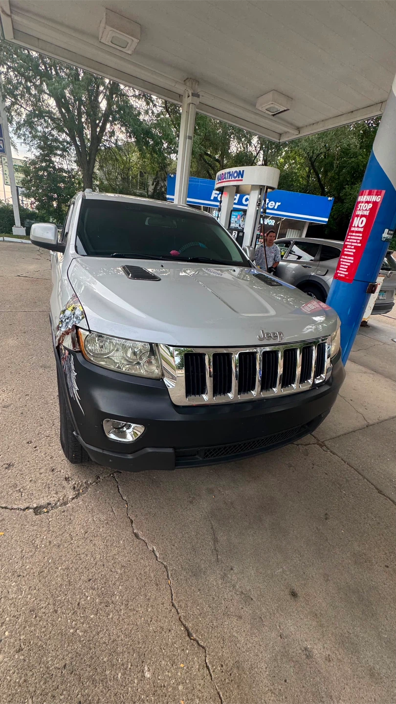 Jeep Grand Cherokee Silver SUV - photo 2
