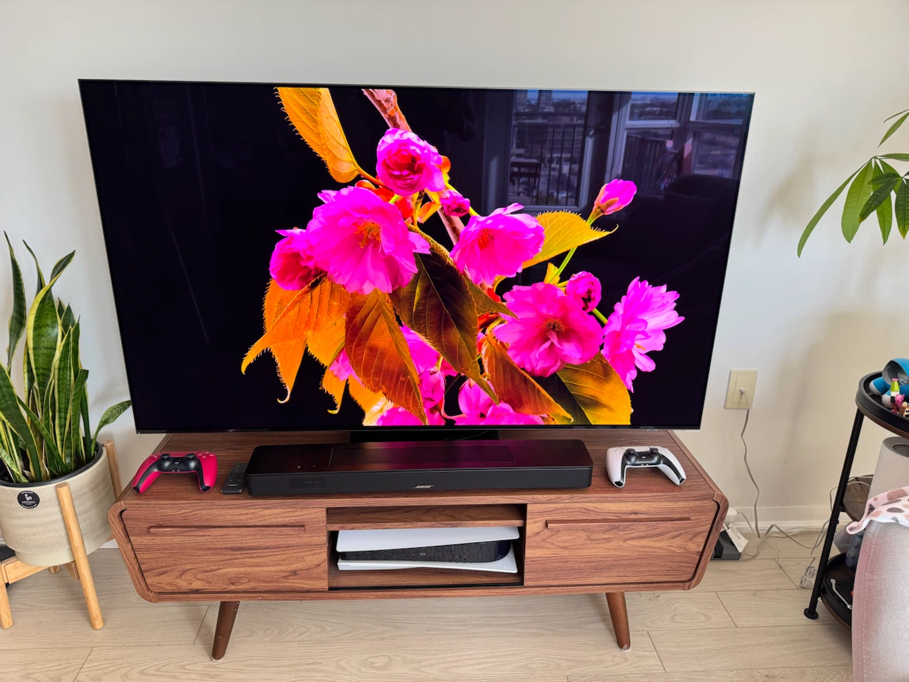 Samsung OLED Tv-Bose soundbar-Tv stand
