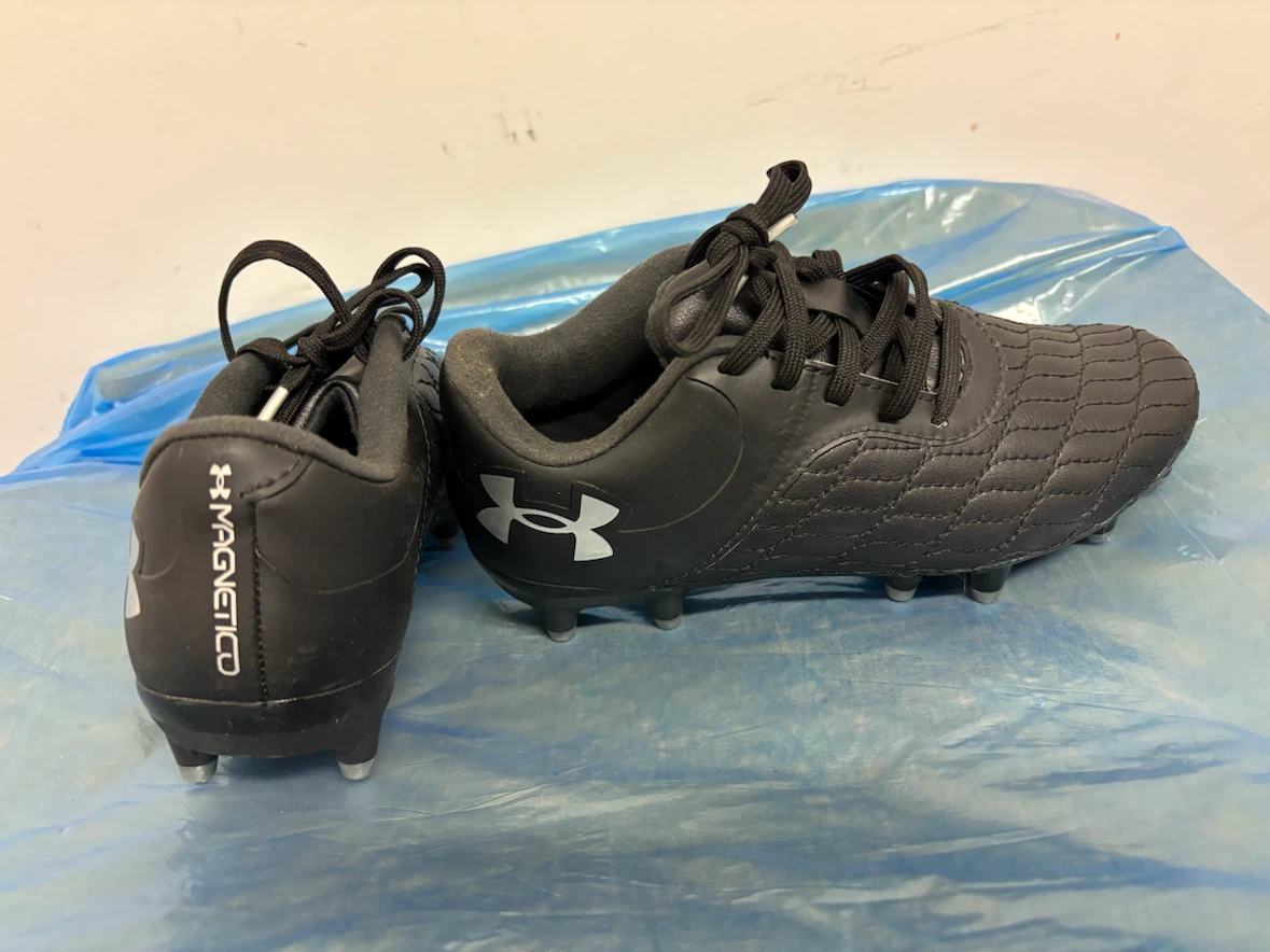 Under Armour Magnetico Soccer Cleats Size 1Y