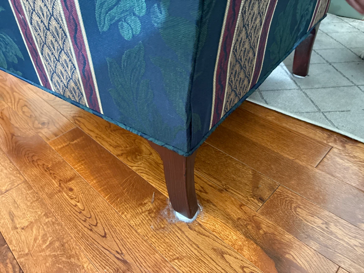 Traditional patterned wingback armchair - photo 5