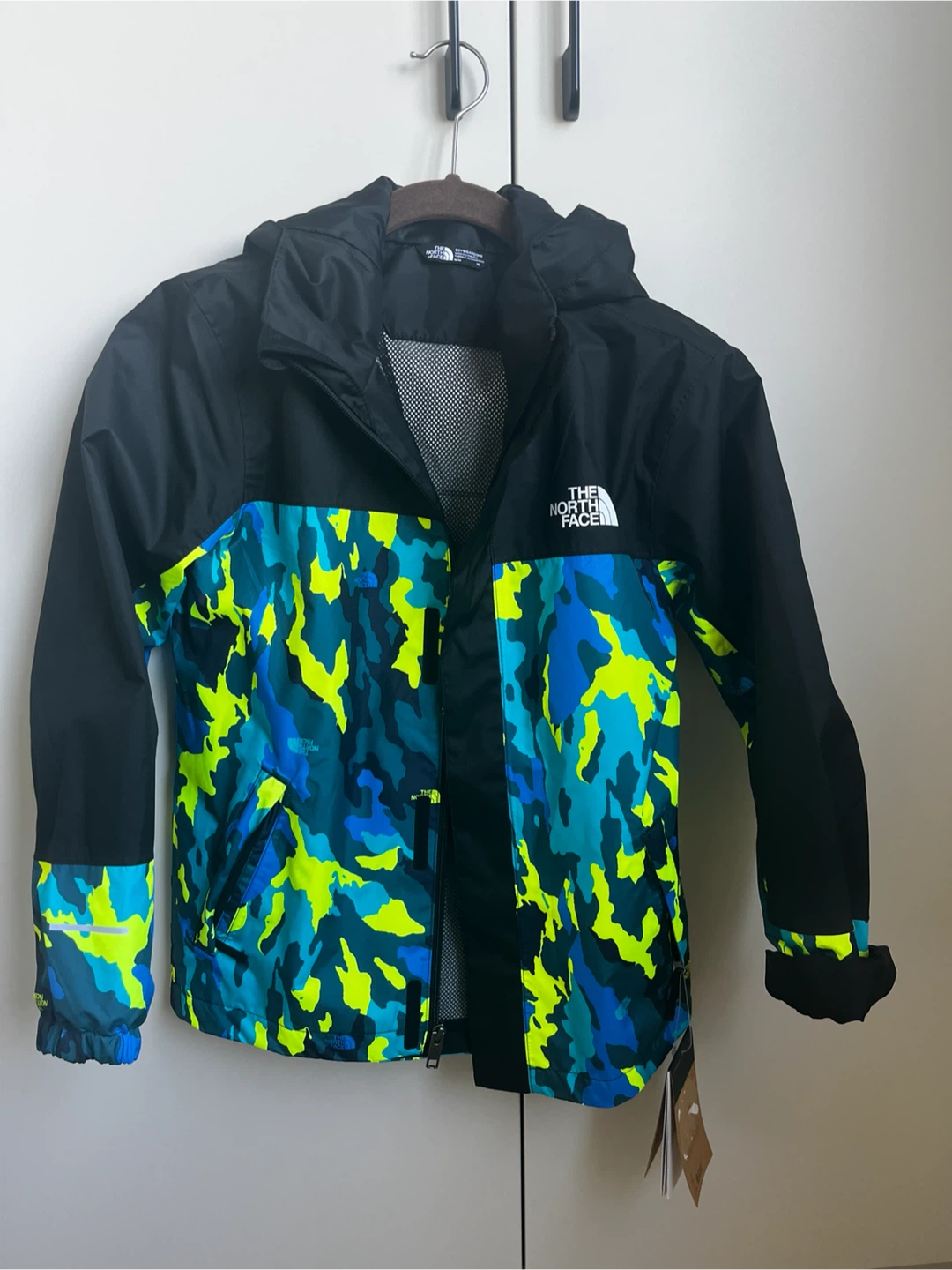 NWT The North Face Boys Antora Rain Jacket - Size M/10
