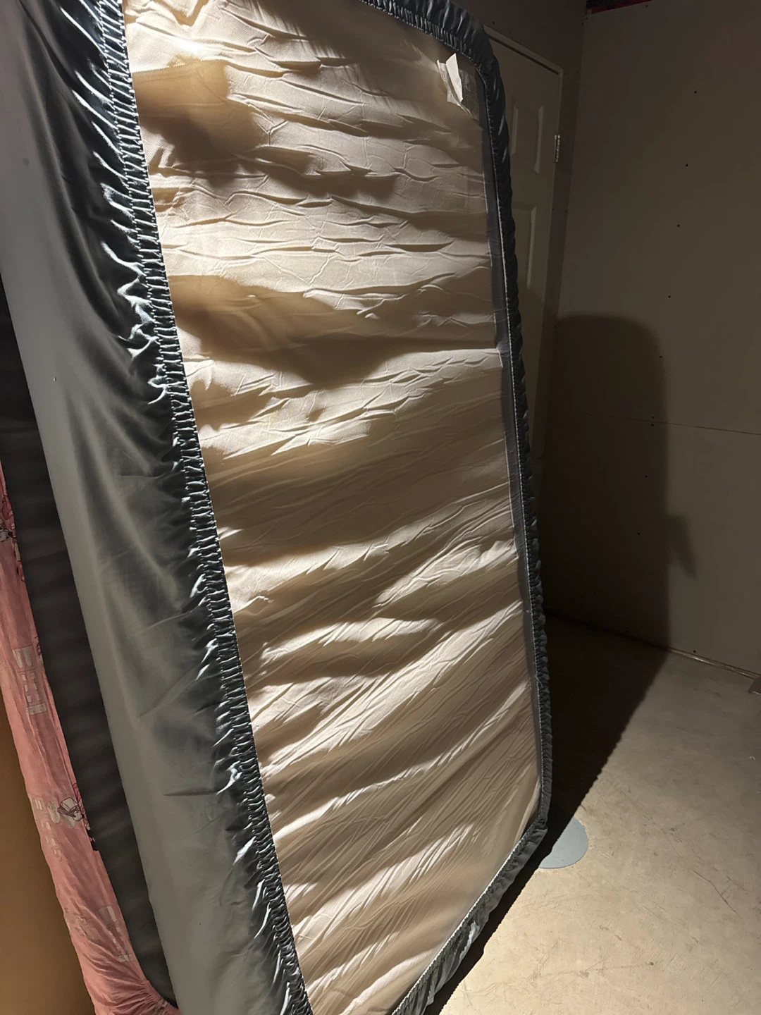 Single Mattress with Grey Bed Sheet - photo 2