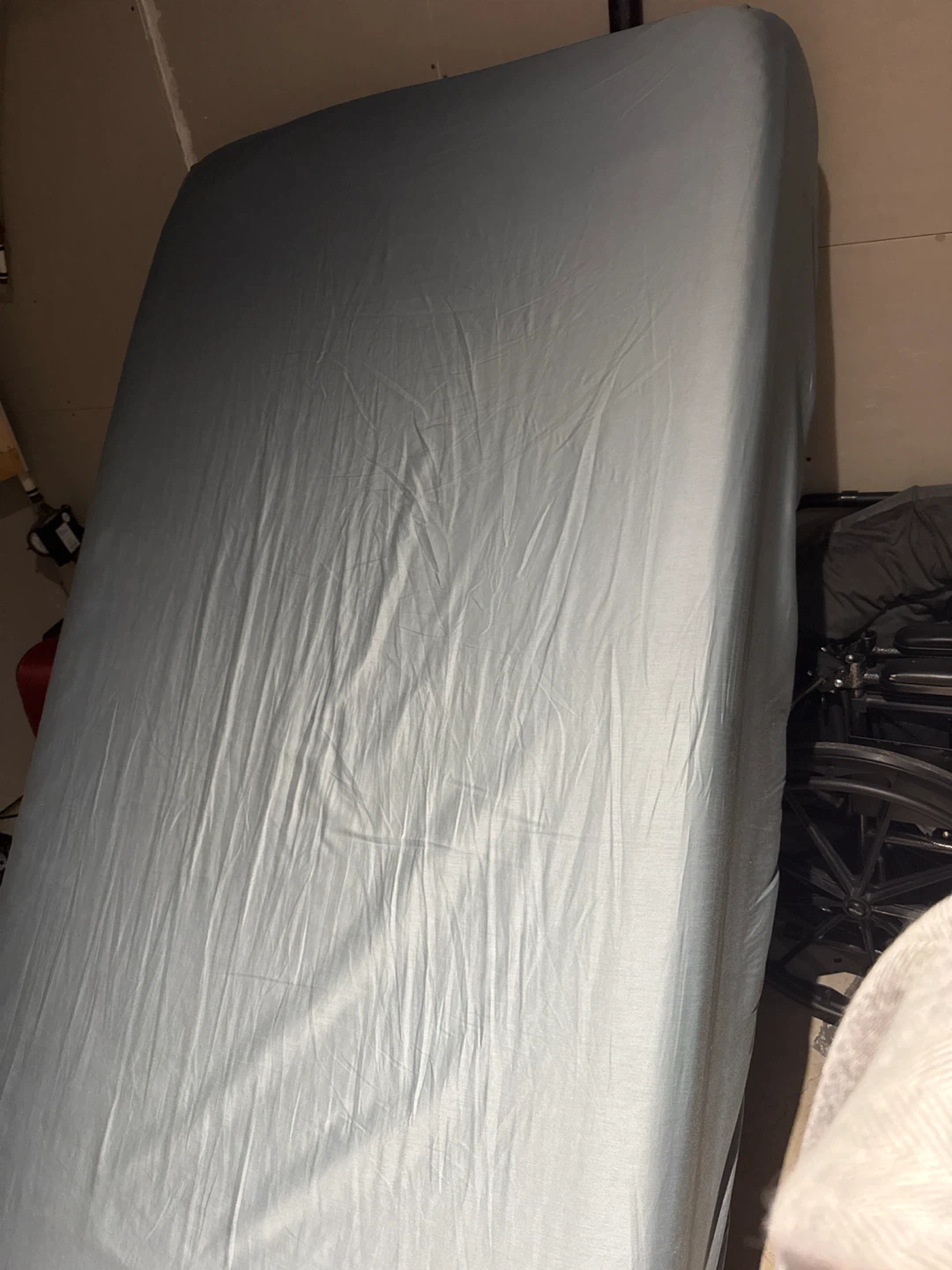 Single Mattress with Grey Bed Sheet - photo 3