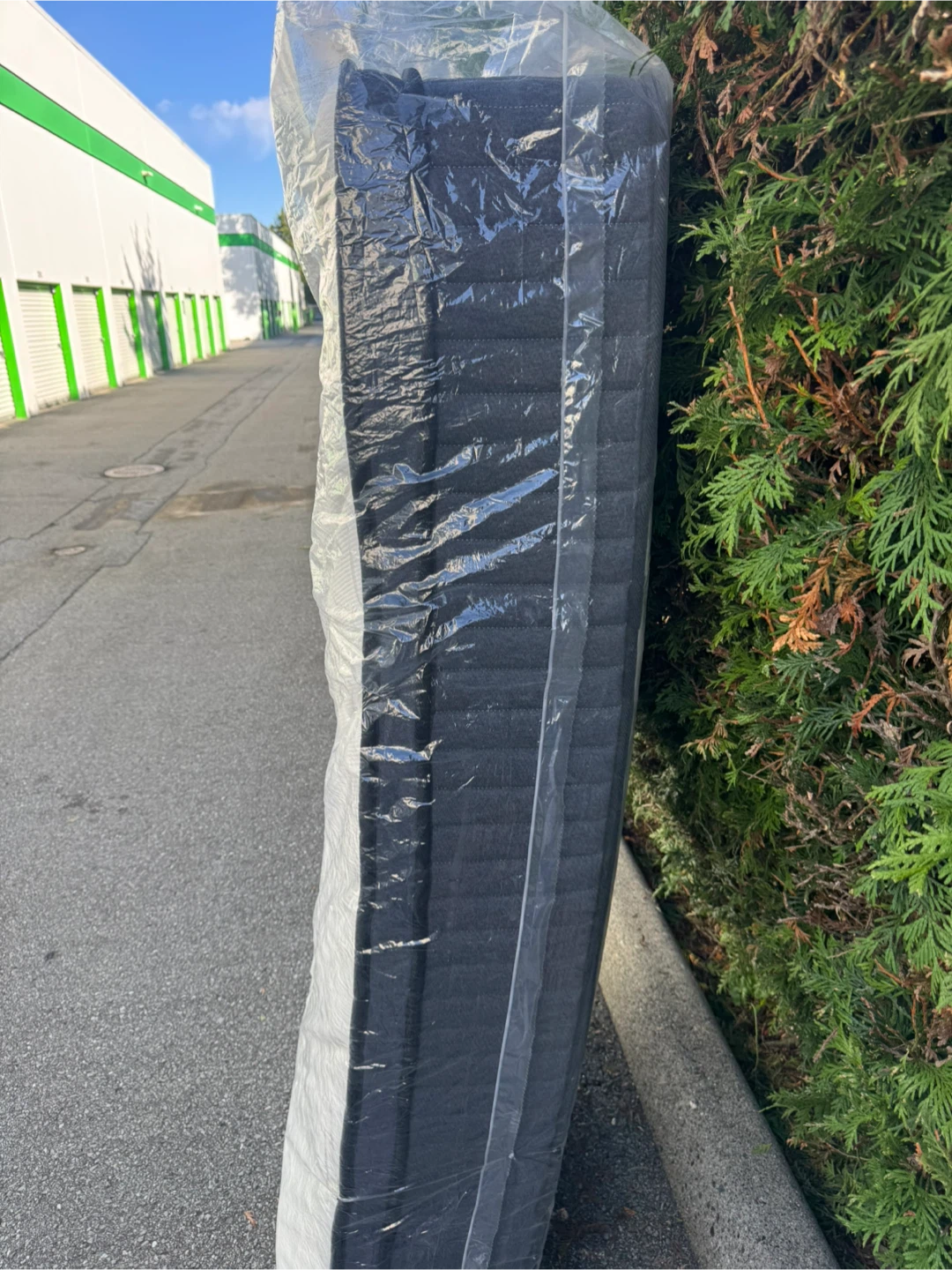 Twin size mattress (still sealed in plastic) - photo 2
