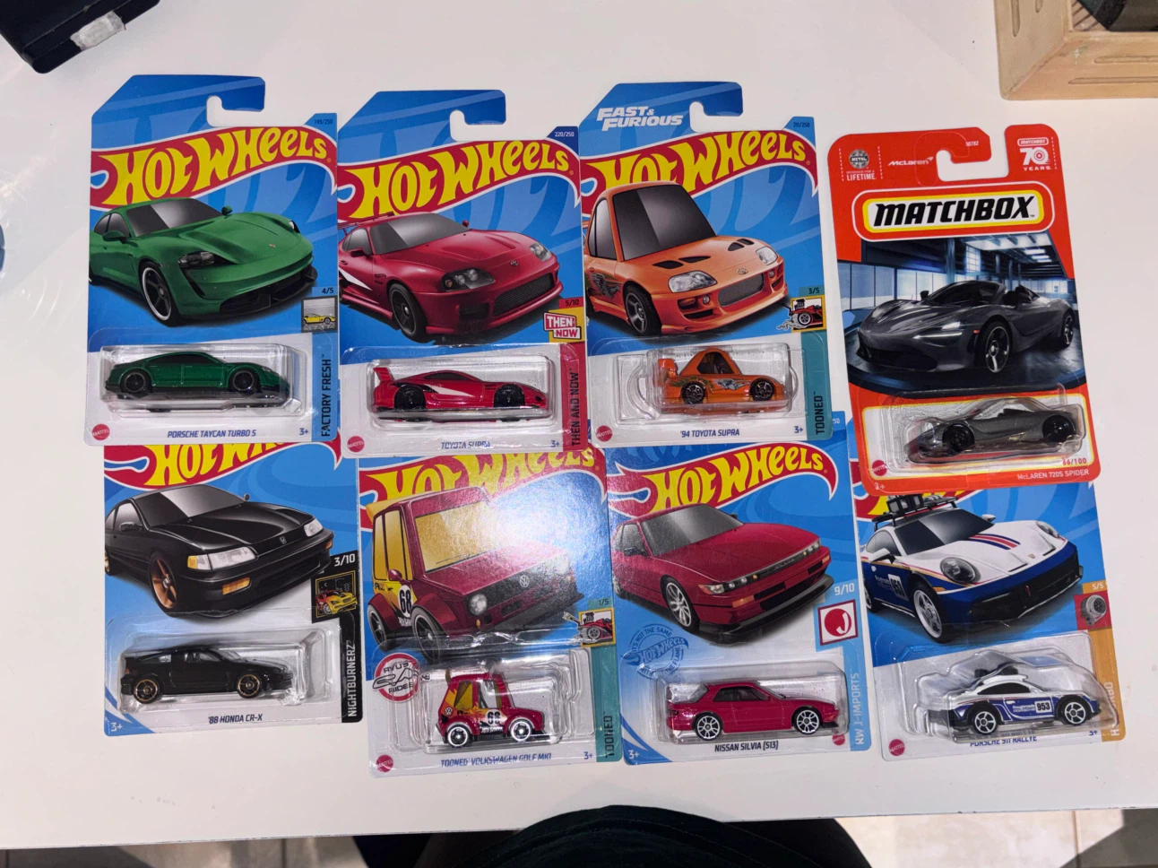 Set of 8 Hot Wheels and Matchbox Diecast Cars