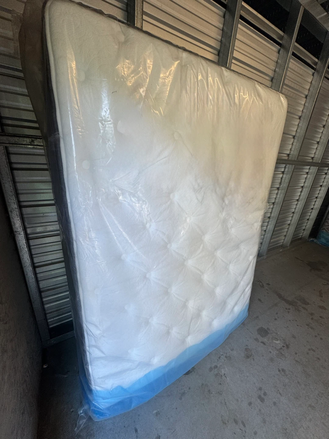 Queen and twin mattresses (sealed heavy plastic) - photo 2