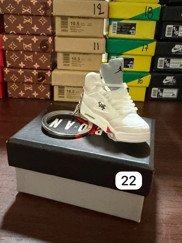 Miniature sneaker keychains - photo 2